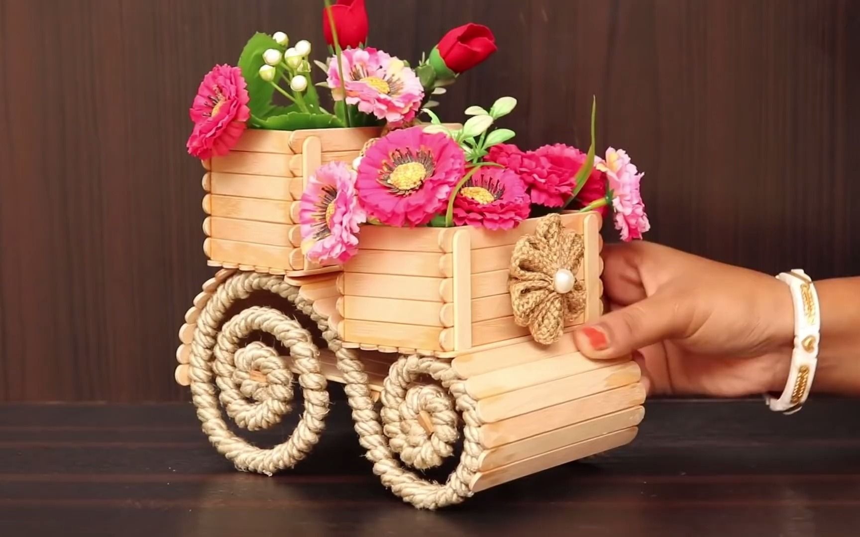 如何用麻绳,金属丝和雪糕棍制作花篮 家居装饰