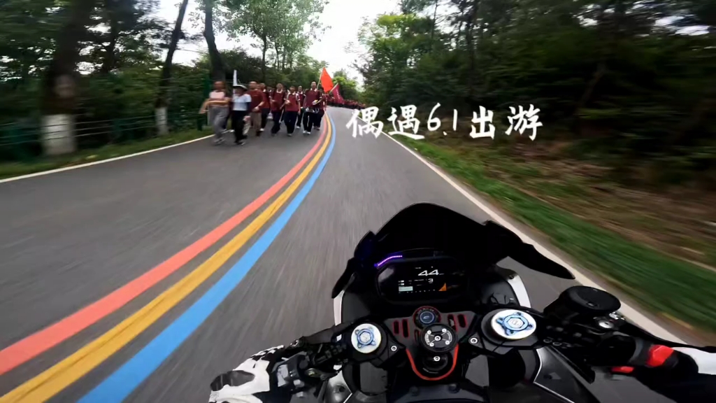 偶遇学生春游，几万块钱买的车就在这一刻