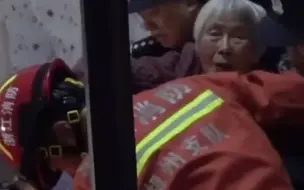 Tải video: 越想越心酸。80岁独居老人在家中摔倒，获救后问消防员：出勤费多少钱，我给你写个欠条吧！