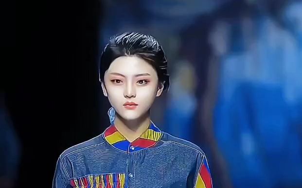 模特王方君牛仔裙走秀