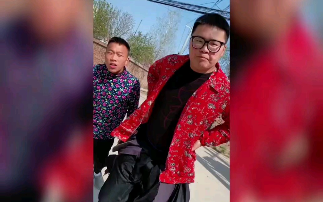 铁娃二弟搞笑日常:别看我衣服穿的烂,兜里揣着800万!