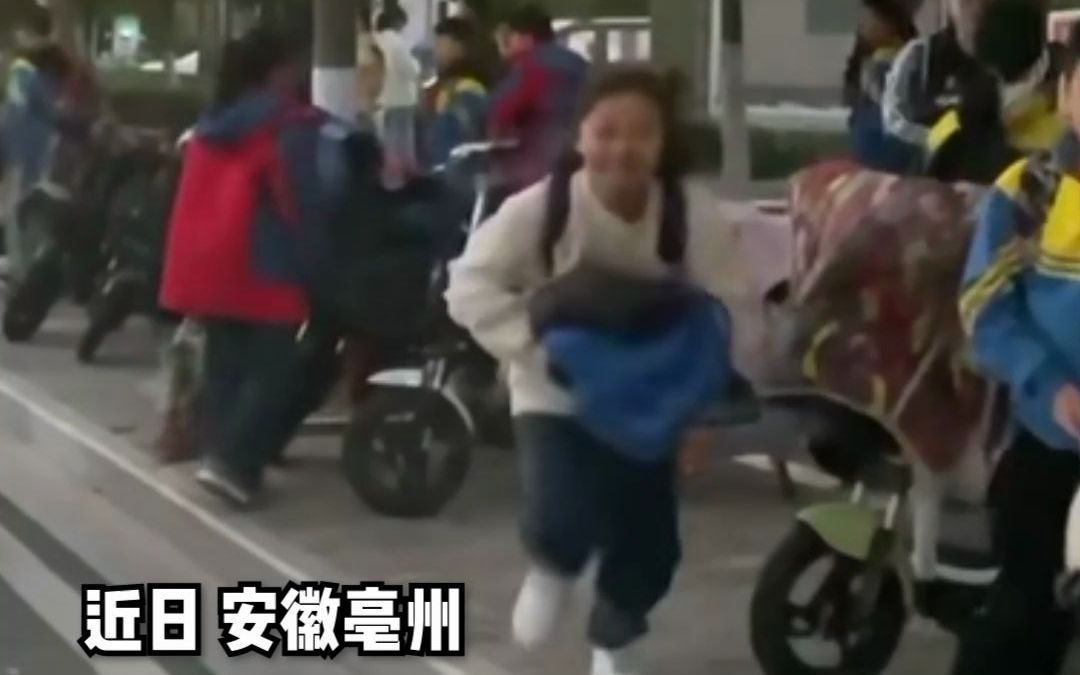 学无止境!家长接孩子放学路上顺便和孩子练习英语口语哔哩哔哩bilibili