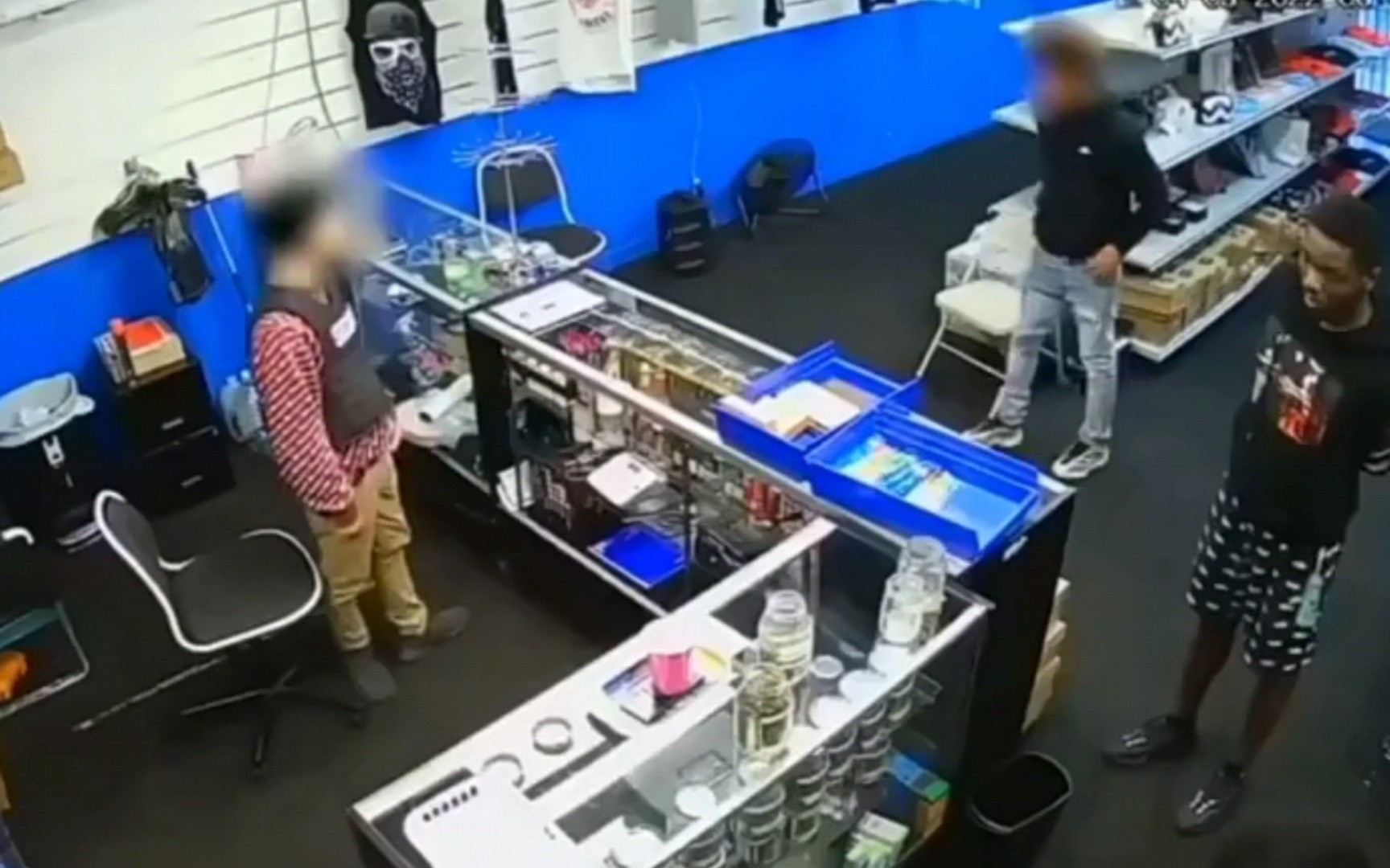 美国店内小哥天神下凡1v4 一把沙漠之鹰 横扫千军