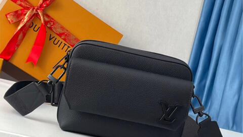 Louis Vuitton Fastline Messenger M22482 