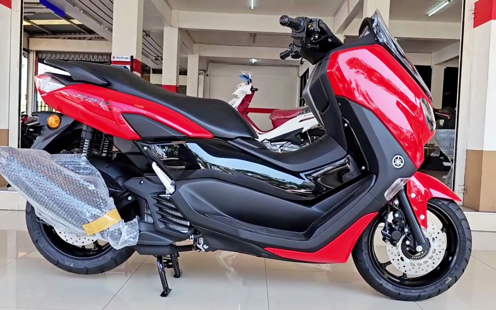 雅马哈热门踏板155,配abs,油耗2.2,无钥匙启动,售价25800元