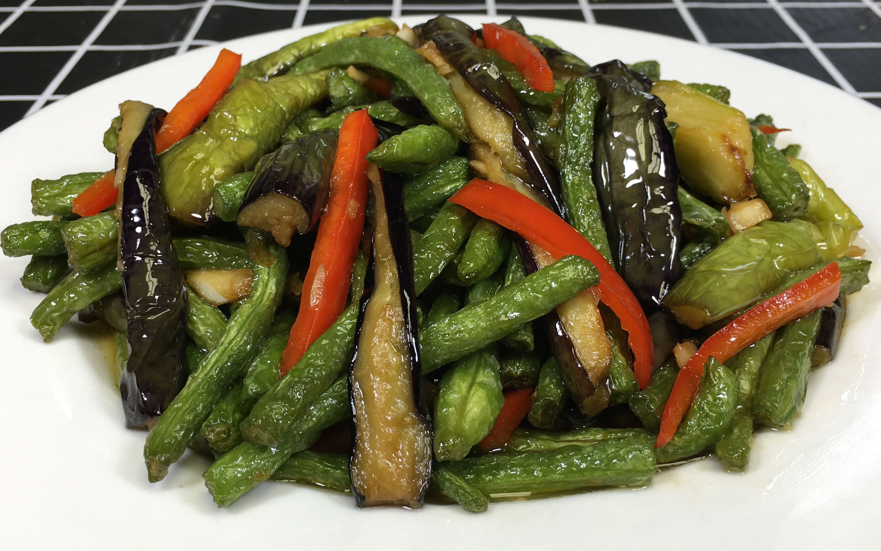 豆角烧茄子的家常做法,色香味俱全比吃肉还过瘾,我家一周吃三次