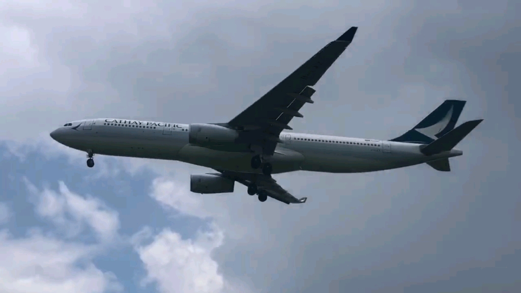 国泰航空a330-300降落青岛胶东国际机场