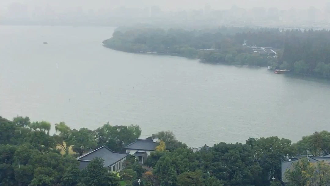 带你登上杭州雷峰塔顶,欣赏冬雨中西湖的绝美景色哔哩哔哩bilibili