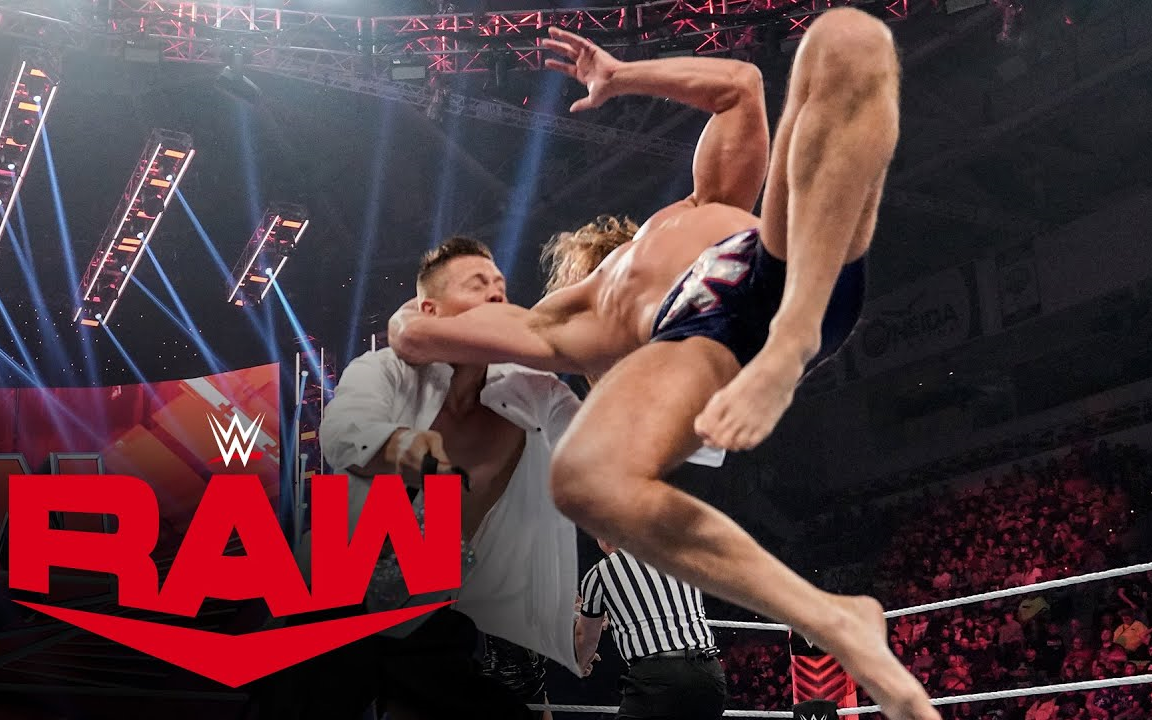 [图]【RAW 1515】米兹上演西装摔角 里德尔撕烂扒掉米兹裤子