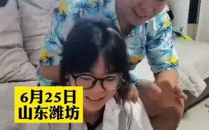 Download Video: 姐姐考出心仪分数喜极而泣，弟弟激动冲厨房拿盆：真正的敲锣打鼓