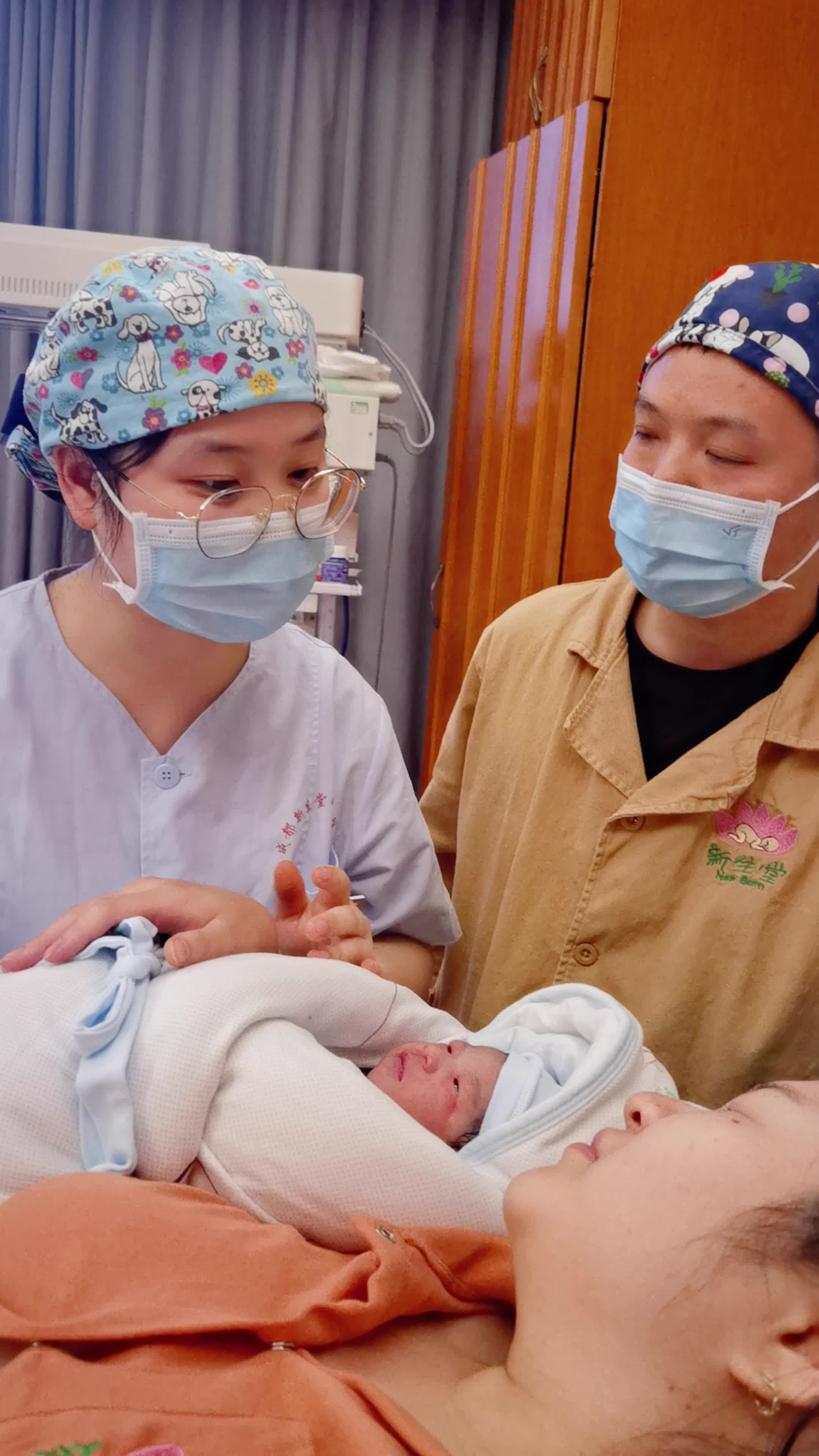 初乳的营养是没有任何的替代品.母乳喂养,让母儿都受益.