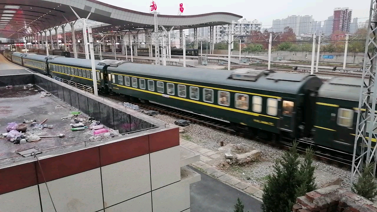 京局京段的hxd3d0423牵引k158次列车驶入武昌火车站_哔哩哔哩_bili