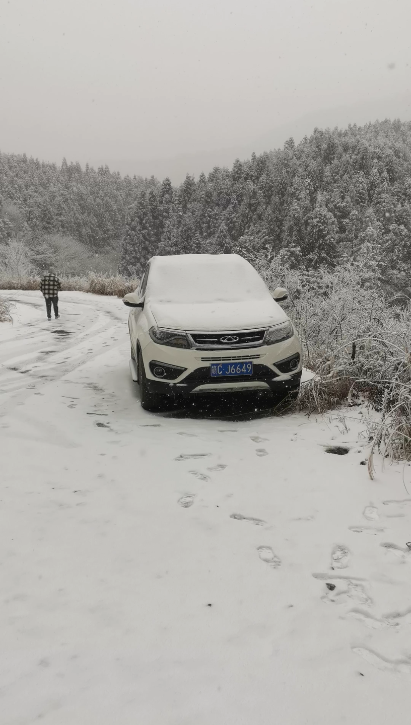 雪天下九岭尖4,前挡风都被雪覆盖啦,雨刮器喷水也冻住啦,还好雨刮器还能刮哔哩哔哩bilibili