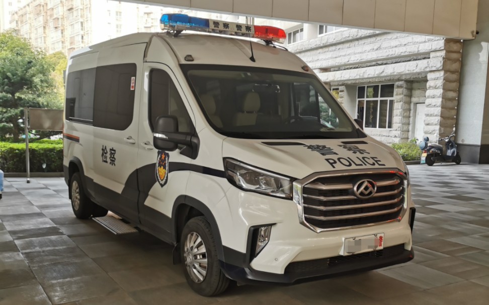 夕阳下警务车辆上汽大通maxus v90副驾视角.