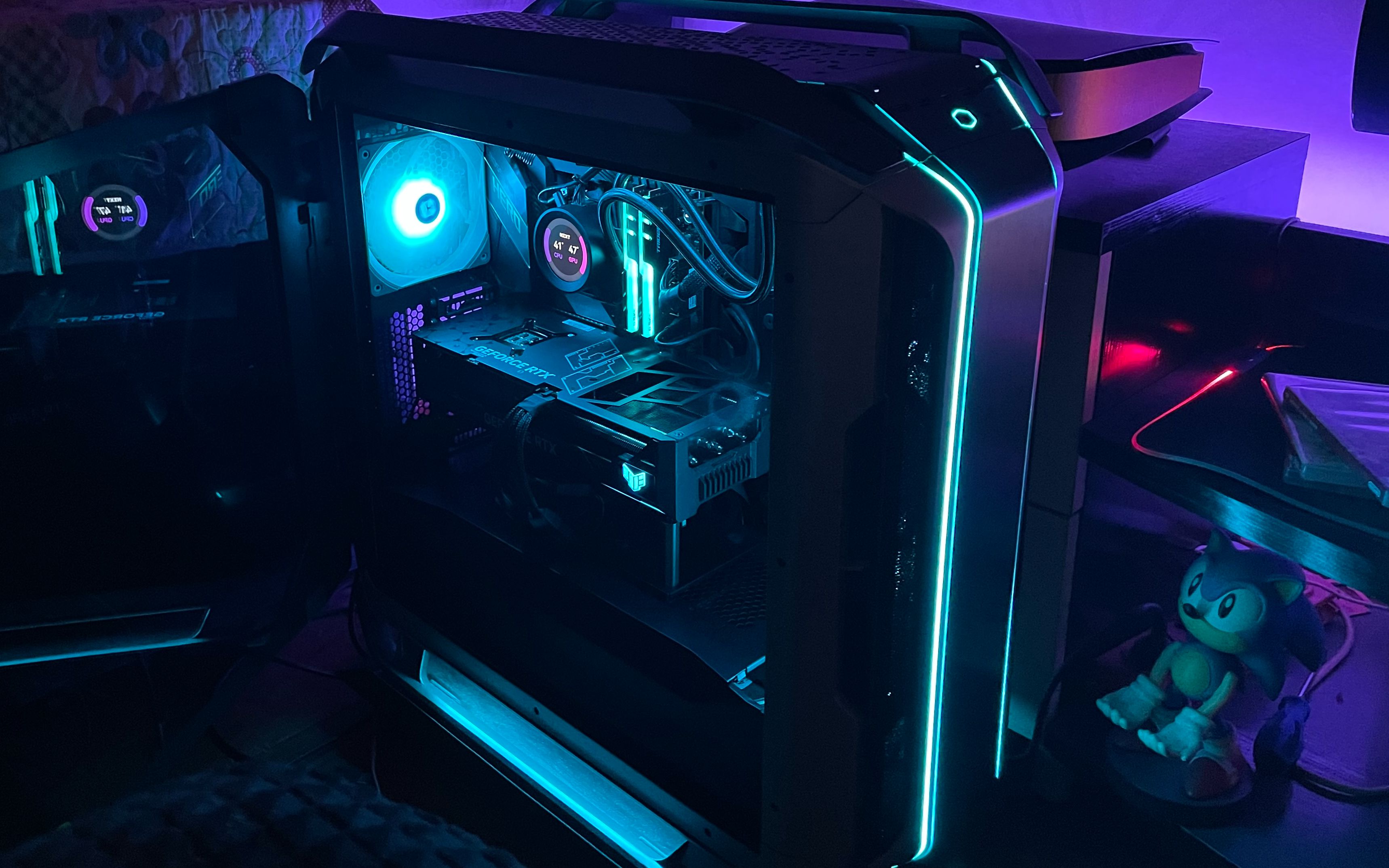 来看看4090 tuf装在c700m里的上机效果吧,比猛禽好看!