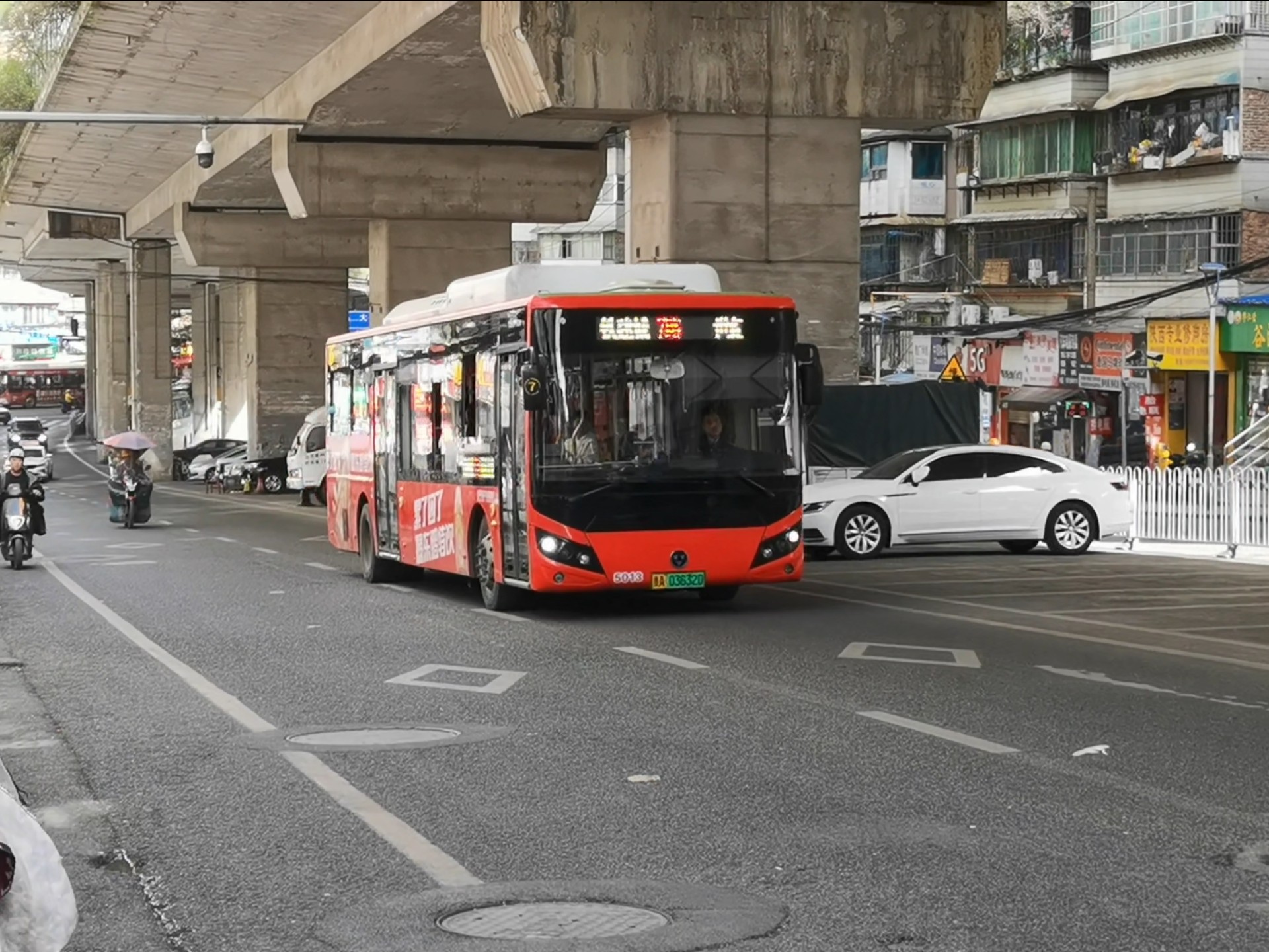 欢迎乘坐贵阳公交7路 005013号车 车辆驶出沙河花园 开往世纪园首末站