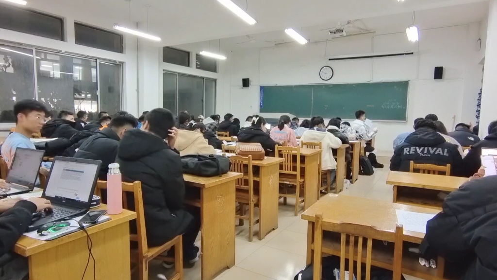 [图]山东理工大学电气学院 大学生的夜晚，忙忙碌碌，为知识奔波