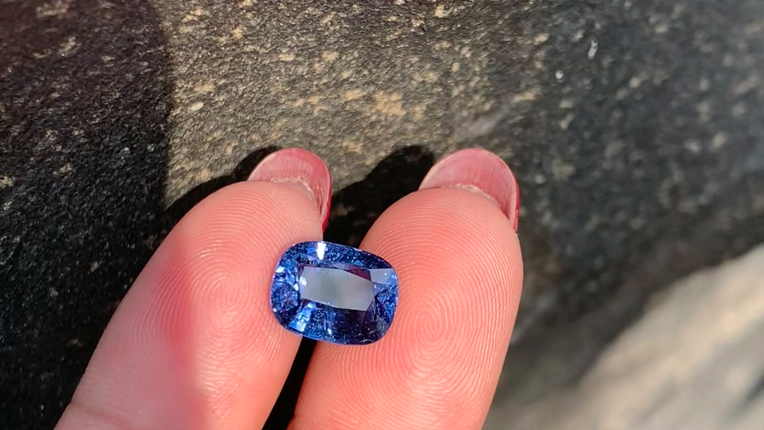 越南钴尖晶4ct 颜色火彩很好自然光下拍 buling buling