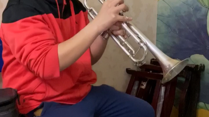 小号演奏太阳照常升起