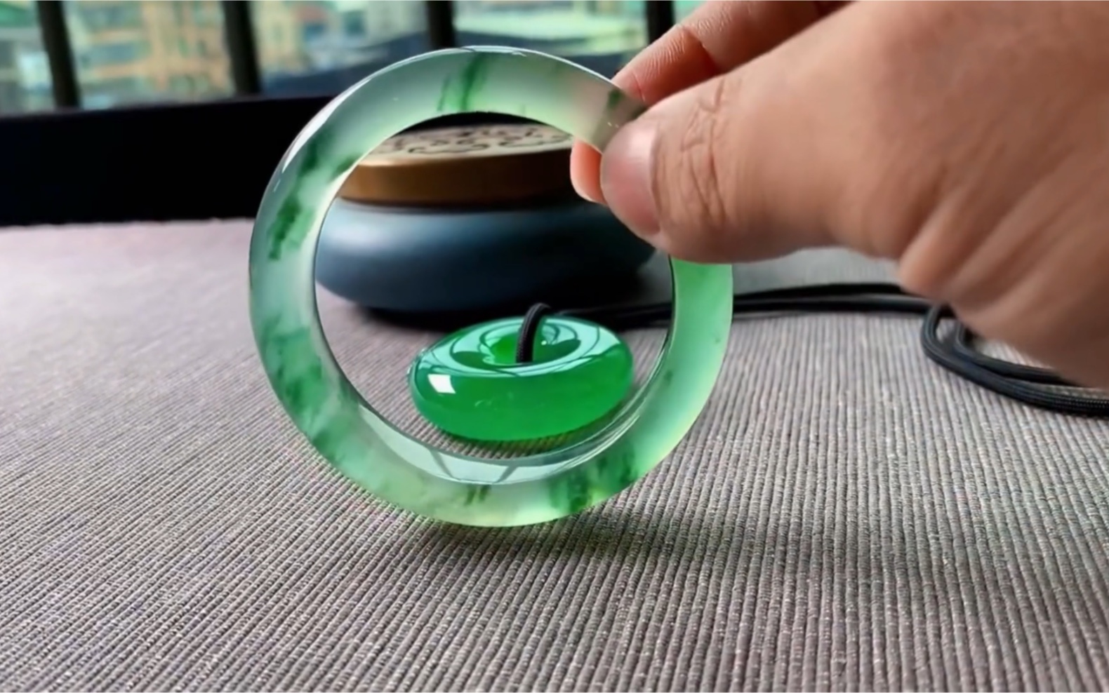 没有什么文案可以描述这支玻璃种飘花翡翠手镯,谁能用...