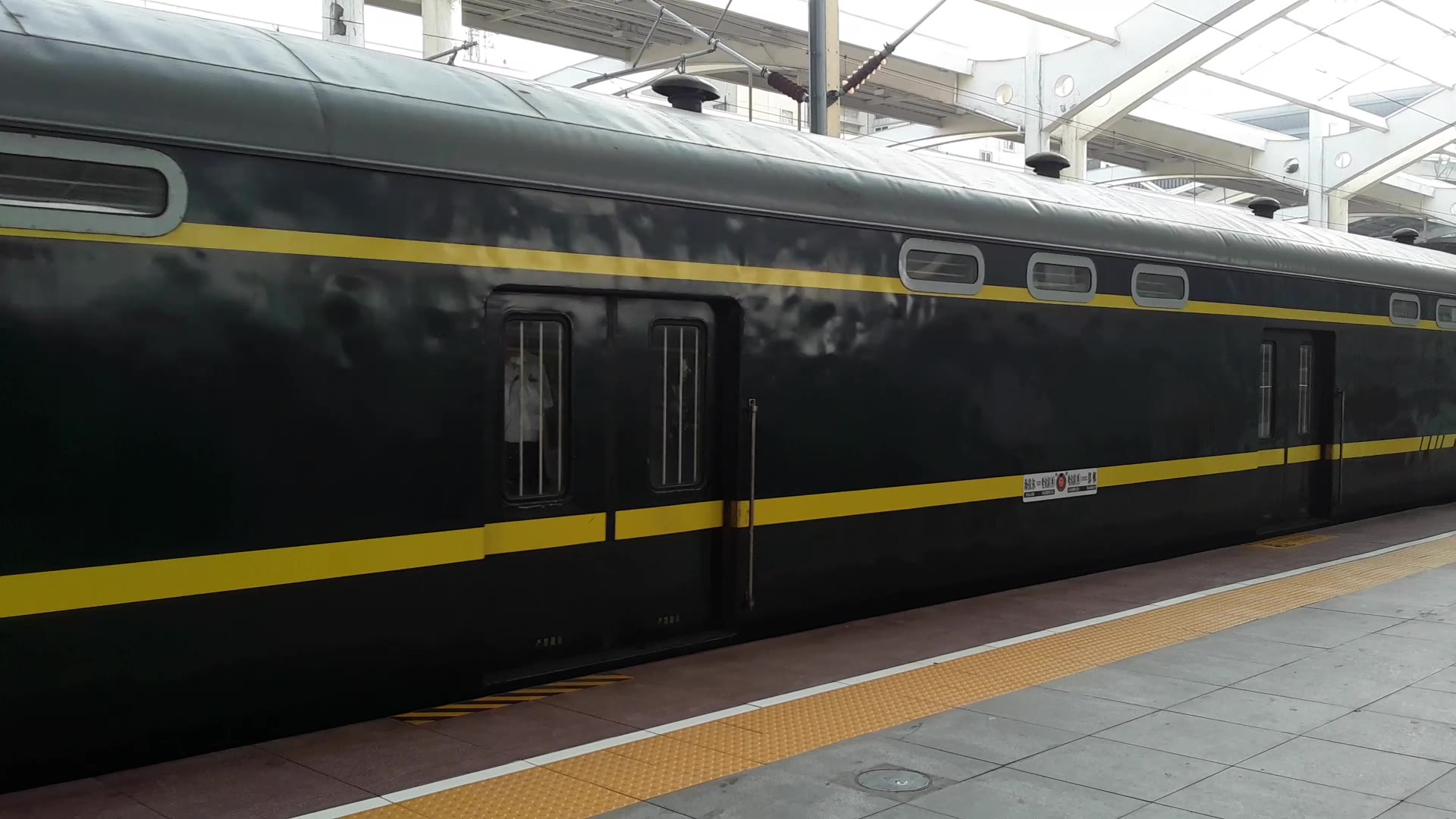 k1526次列车进入保定站