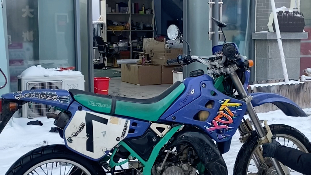 唤醒1994年古董川崎摩托车 kdx125 sr