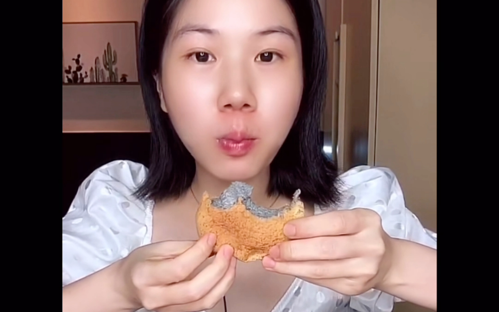 快手高质量吃播(嘉玲妹儿) 吃3个酱多多盒子 5个泡芙 5个爆浆团子 雪