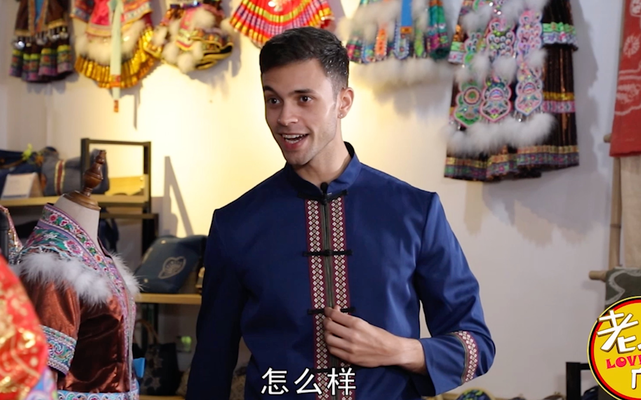 外国人在广西融水玩起了苗绣,穿上苗族服装突然变帅