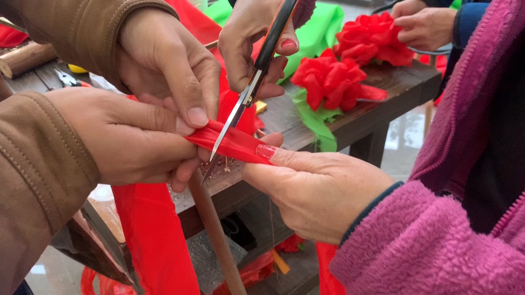 [图]三峡非遗in巷 | “采莲船哎哟哟，船开头噢划着”，你见过制作采莲船吗？传承非遗采莲船，守护民俗文化