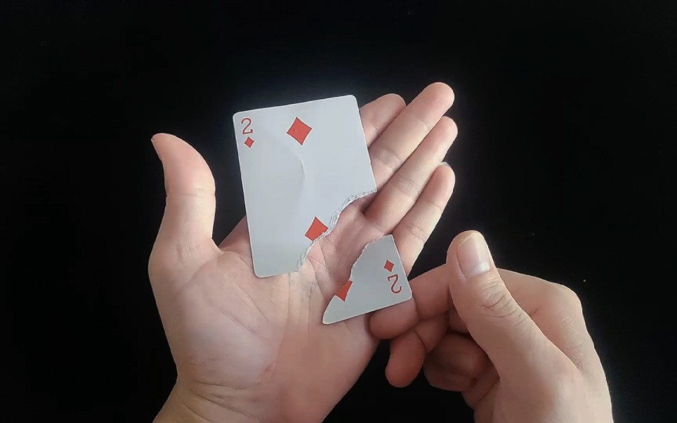 教你用一张扑克牌,在手上做到悬浮术,惊吓全班同学!