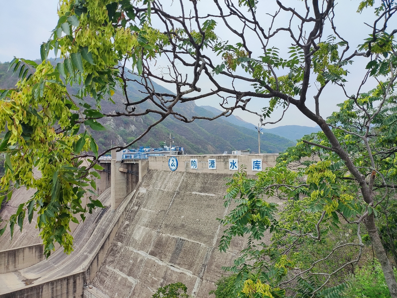 发挥的淋漓尽致_头一次见到昌平南口的响潭水库如此夸装的泄洪场面