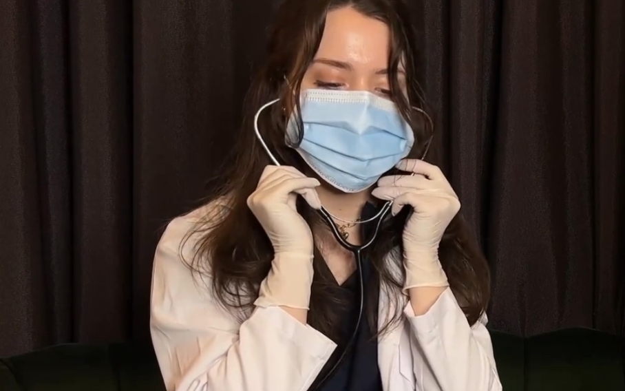 护士姐姐戴好手套用听诊器给你检查身体