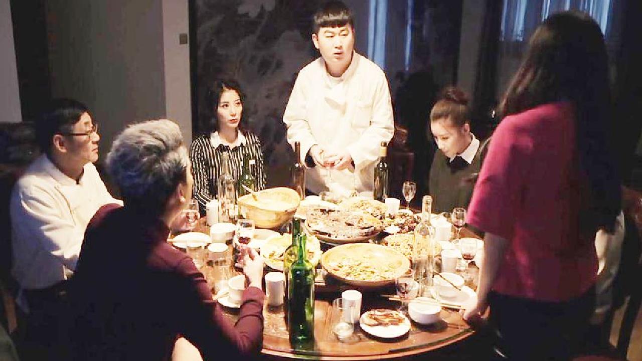 国产悬疑电影,老板请客吃饭,一桌人却接二连三的失踪