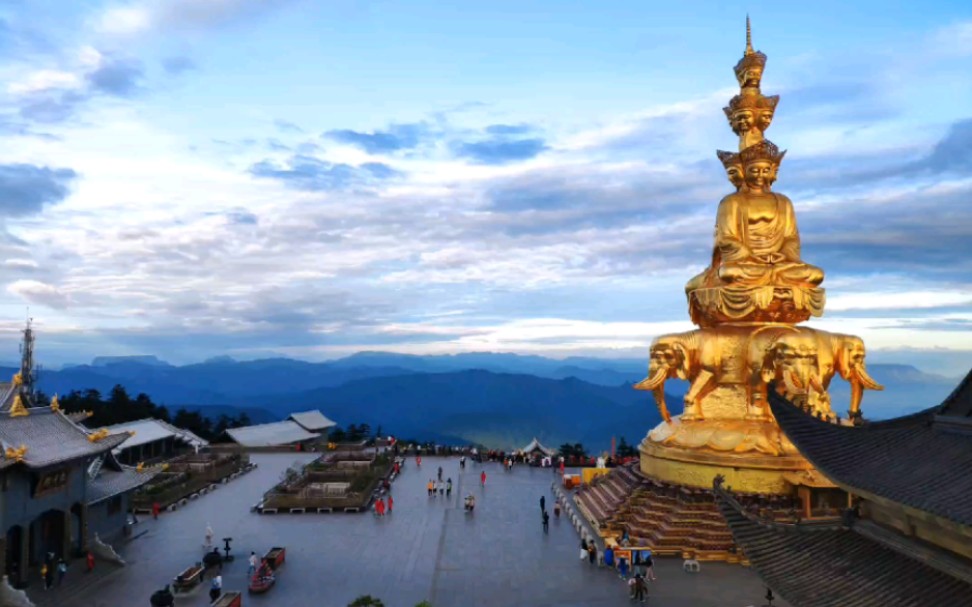 峨眉山金顶的雪山和大佛,总有一天要去看看