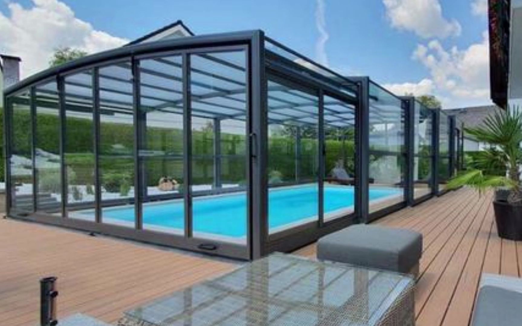 在室外游泳池装上光伏阳光房有什么用?