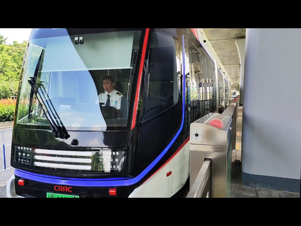 盐城srt1号线 青年路跃进路口站进站