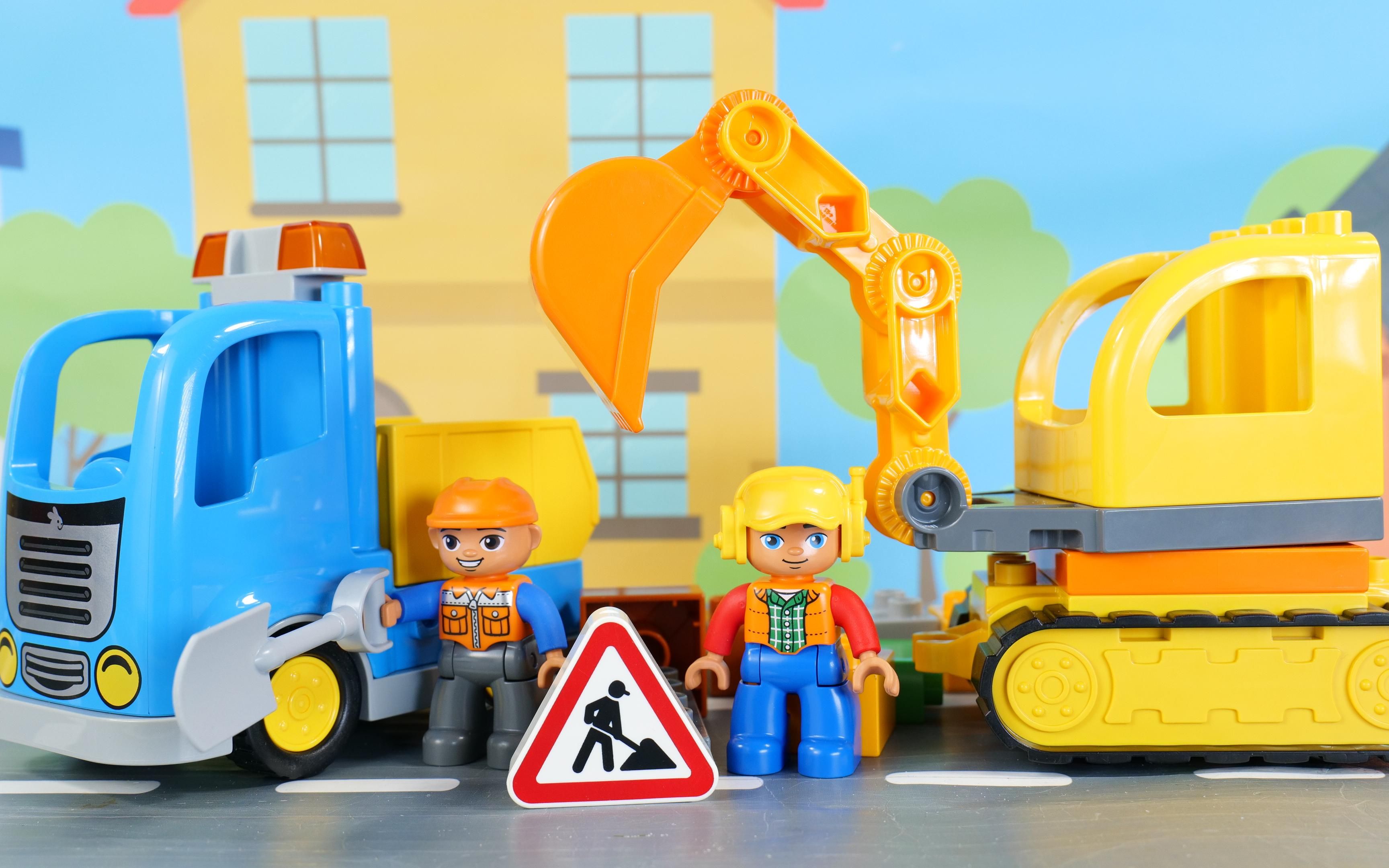 乐高积木玩具:搭建挖掘机和翻斗车,减轻建筑工人的工作