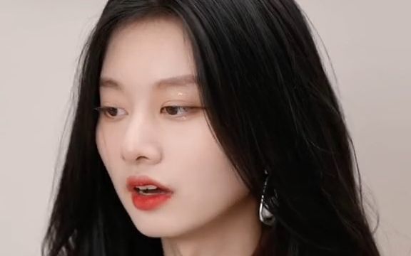 有喉结的女生不是又美又酷吗