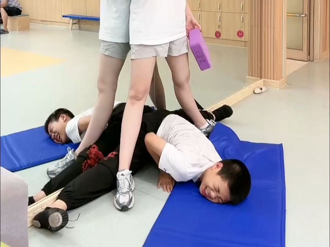 男孩被动压横叉
