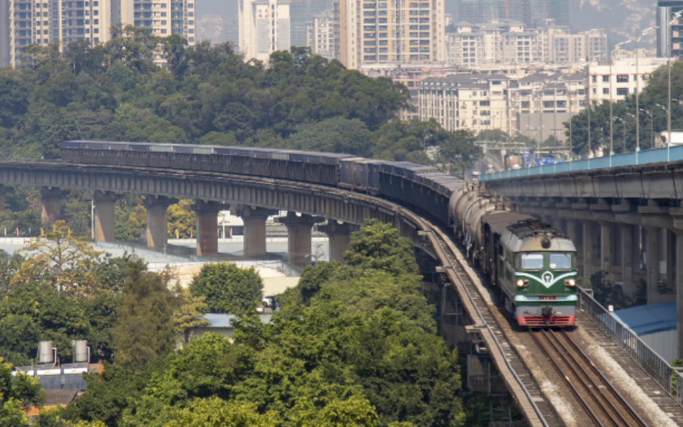 广茂线df4牵引货列准备上西江大桥