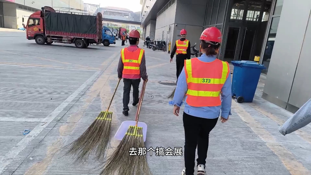 来深圳国际会展中心做日结,17块钱一个小时也得干,要不然就没饭吃了