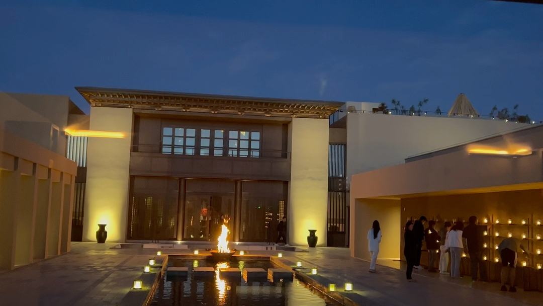 敦煌碧玥酒店和门口的流浪狗阿黄