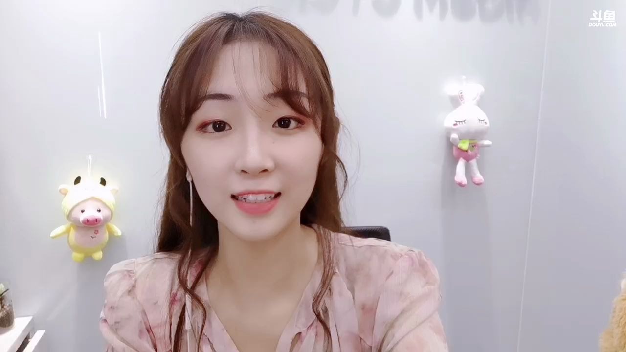 斗鱼清纯可爱妹子小英子吖7.11直播录像