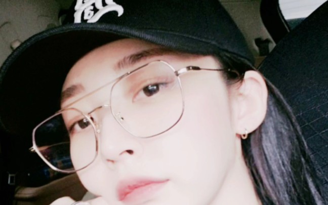 文星伊与眼镜的极高适配度!