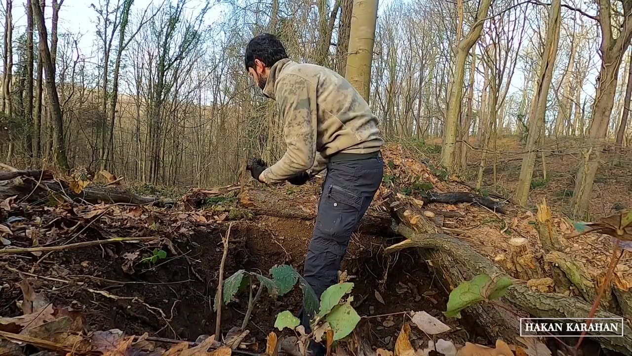 [图]Bushcraft skills - Build Survival Tiny House - Winter Camping - Off Grid Shelt