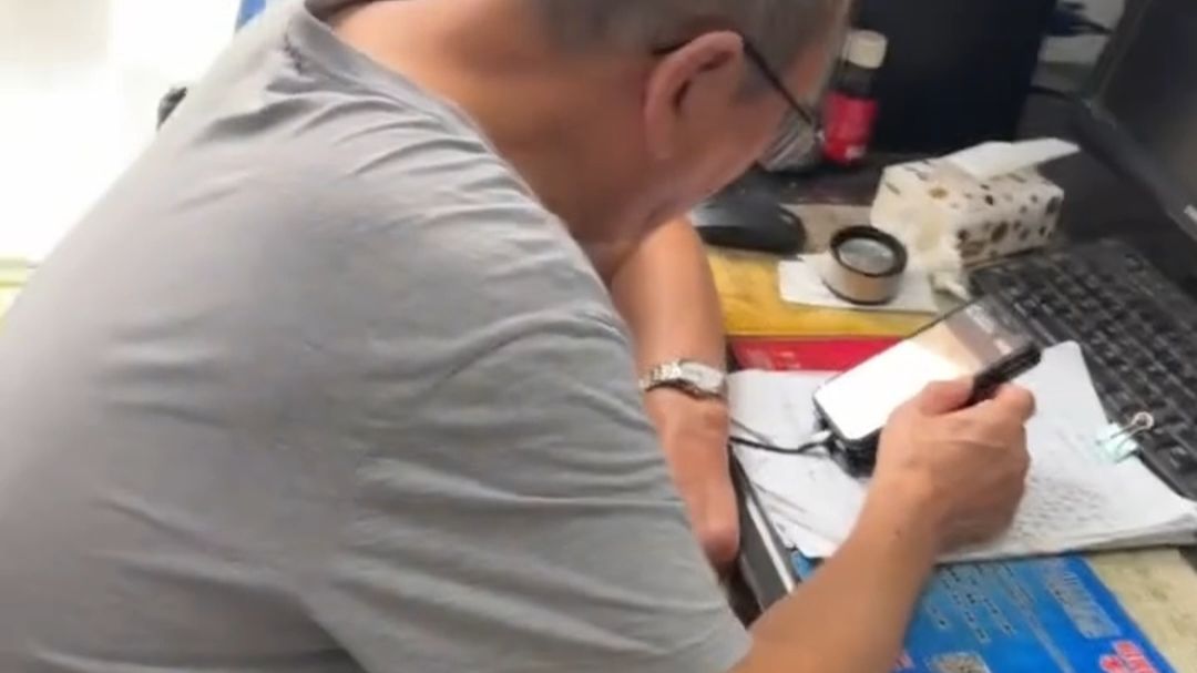 江苏连云港一医务人员上班打游戏，患者询问头都不抬！院方：行为违规，查实后严肃处理