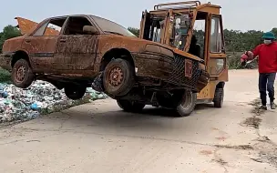 Descargar video: 垃圾堆有一辆报废豪车，找来叉车把它运回家，修复出来上路震撼了