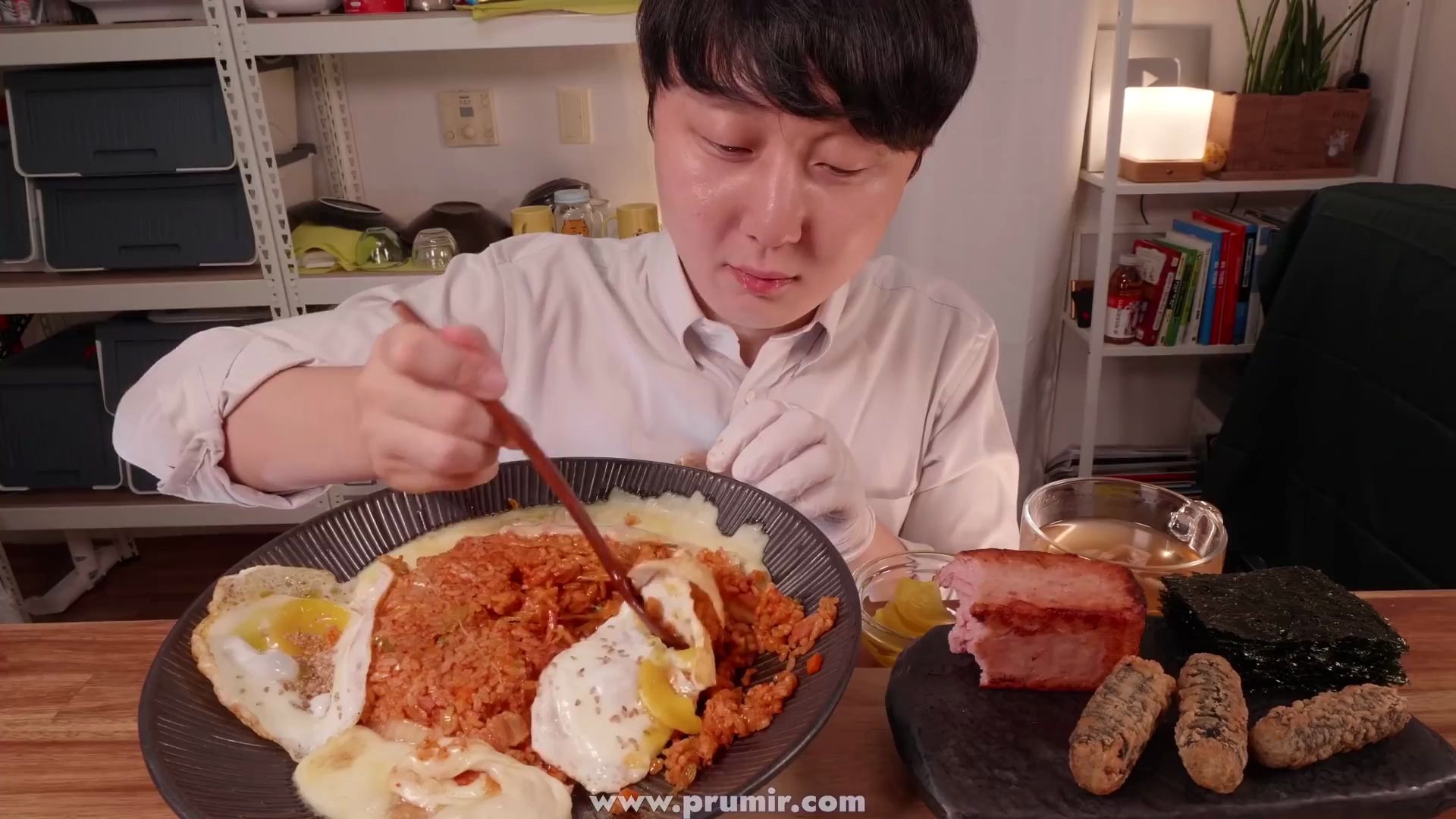 【韩国屋塔房小哥】煎蛋炒饭午餐肉紫菜卷~w_哔哩哔哩 (゜-゜)つロ