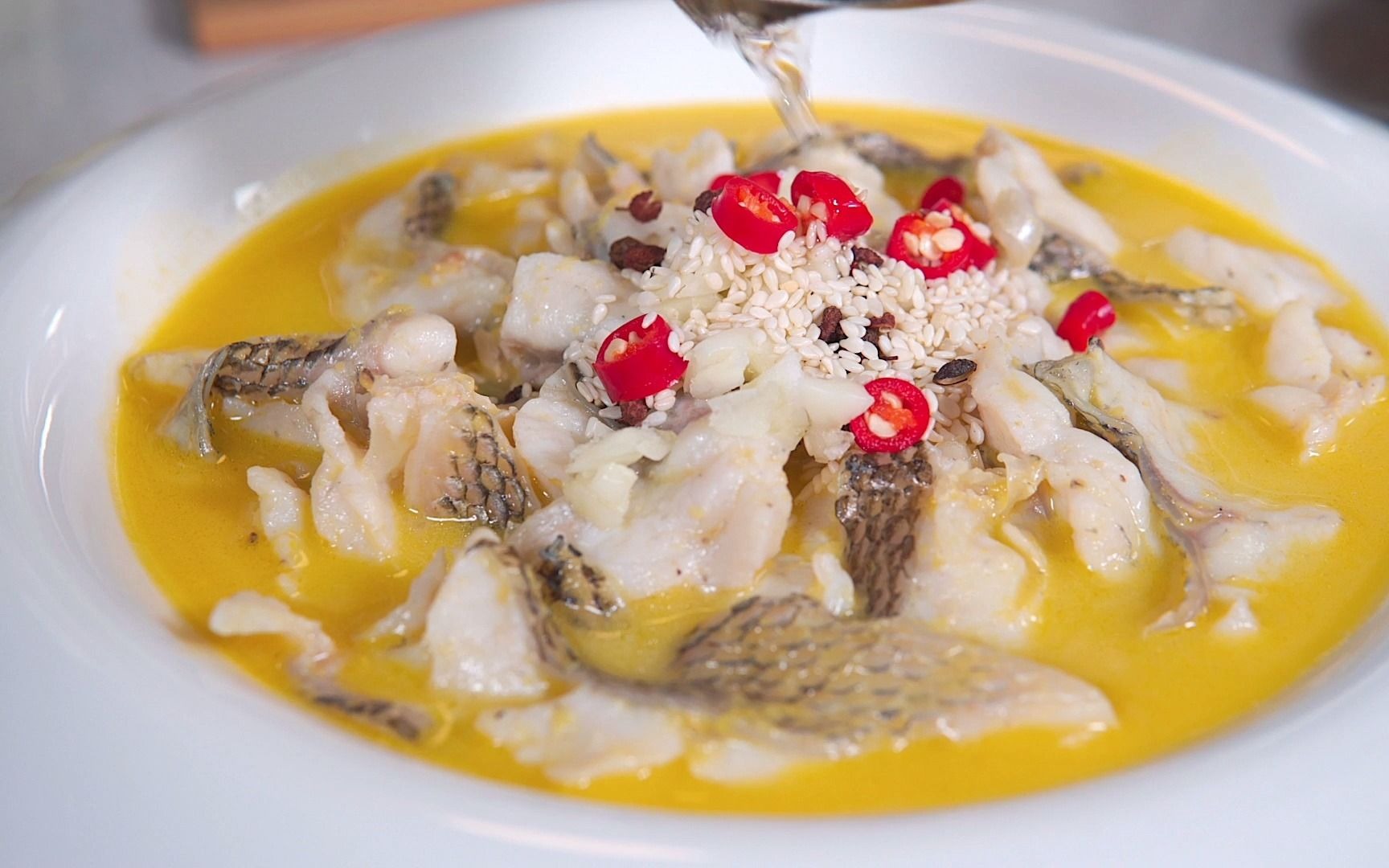 天气热到没胃口?这个酸辣金汤鲈鱼救得了你吗_哔哩哔哩_bilibili