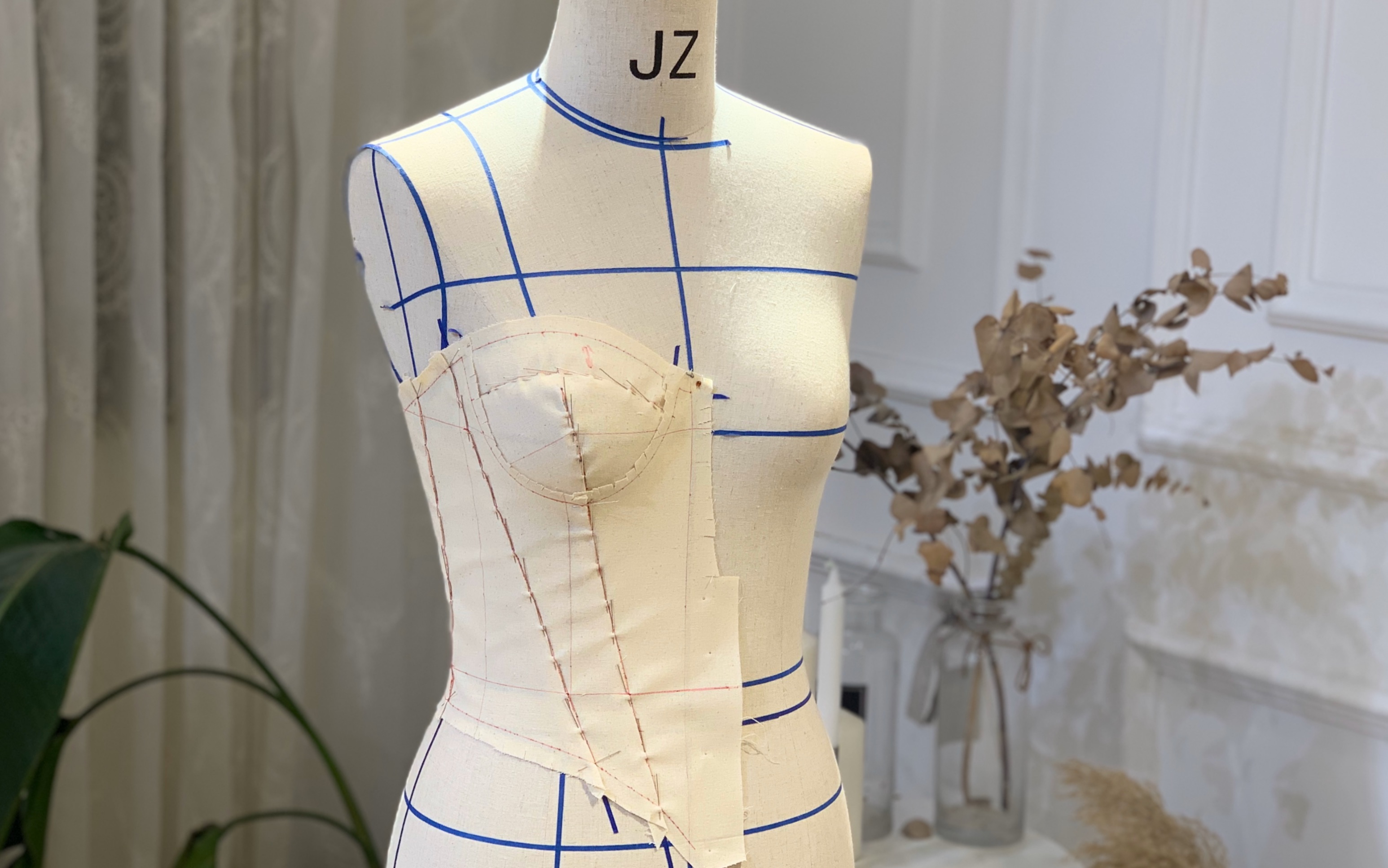 手工立体裁剪一块布剪来剪去就变成衣服了手工婚纱都是这么做的吗